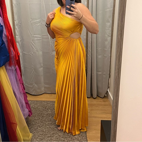 Fun one shoulder dress with cute cut out on side. Brand new with tag on - Picture 1 of 3